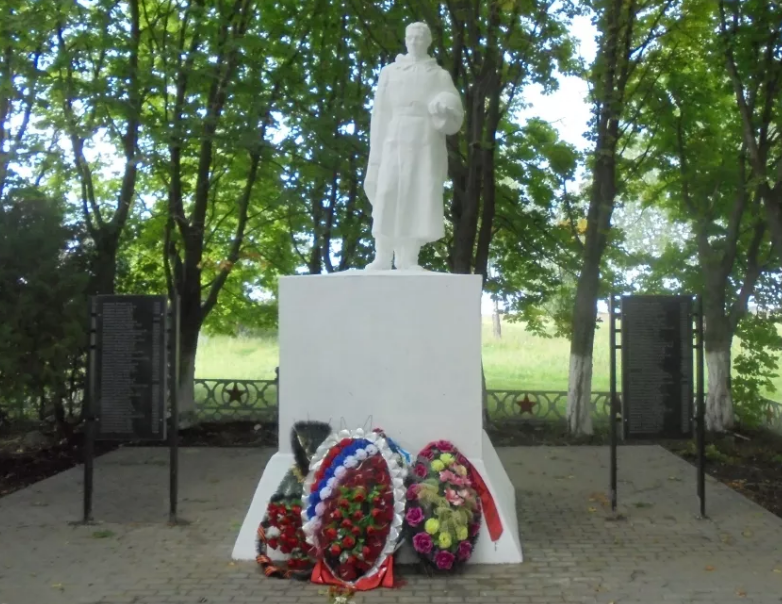 г. Донской. Памятник по улице Кирова, установленный в 1969 году на братской могиле советских воинов, погибших в годы войны. 