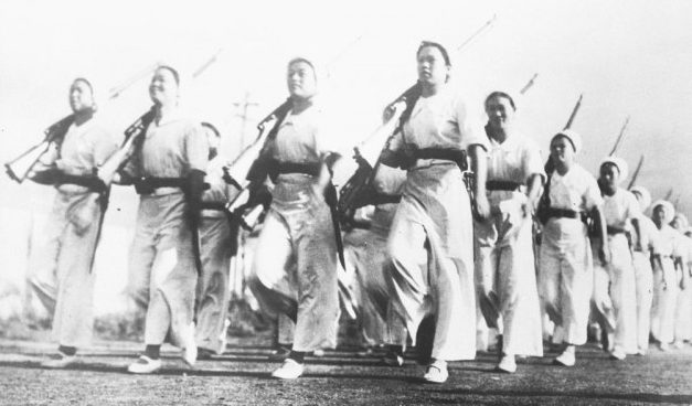 Военные тренировки японских женщин на Токийской текстильной фабрике. 1941 г.