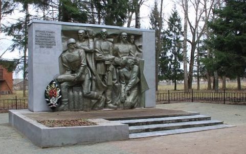 п. Авангард Алексинского городского округа. Памятник, установленный на братской могиле, в которой похоронены советские воины. 