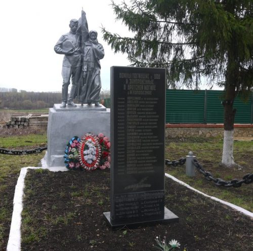 с. Малое Колодезное Новомосковского р-на. Памятник, установленный в 1955 году на братской могиле, в которой похоронены советские воины, погибшие в годы войны.