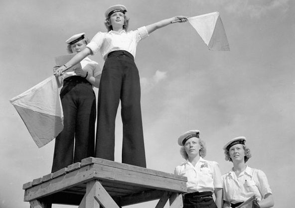 Женщины WRCNS в школе подготовки связистов. Квебек, сентябрь 1944 г. 