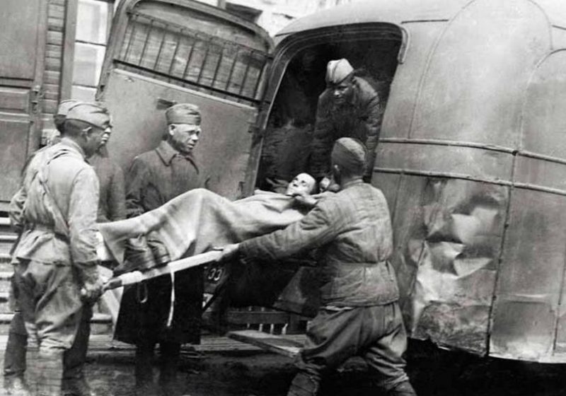 Эвакуация раненого. 1941 г.
