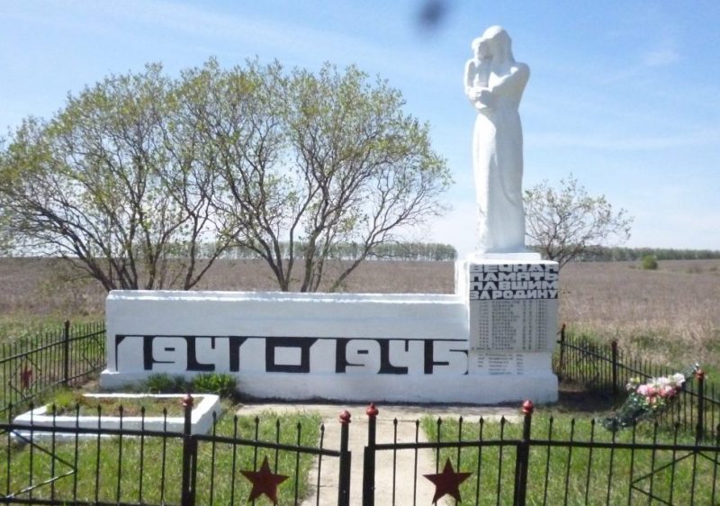 д. Сухой ручей Тепло-Огаревского р-на. Памятник, установленный в 1965 году на братской могиле, в которой захоронены советские воины.
