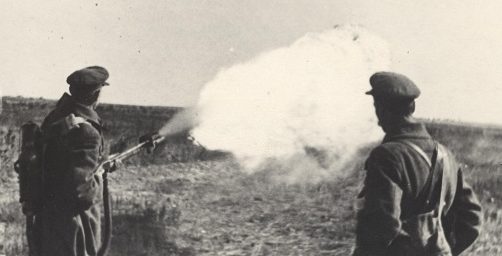 Испытание огнеметов, изготовленных на предприятии города. 1942 г. 