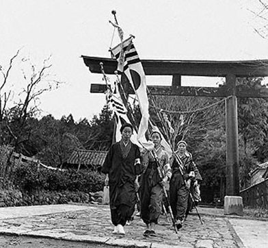 Учащиеся школы для девочек префектуры Кагосима, направляются на полевые работы. Октябрь 1941 г. 