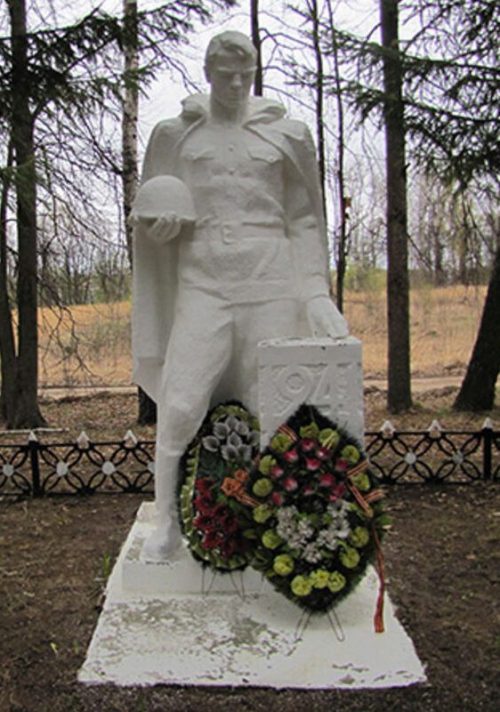 д. Большое Савватеево Алексинского городского округа. Памятник, установленный на братской могиле, в которой похоронены советские воины.