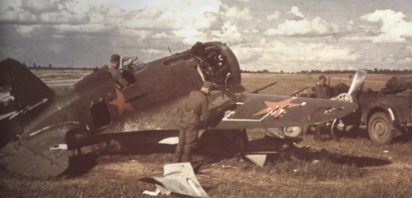 Брошенные советские самолеты на полевом аэродроме под Луцком. Июнь 1941 г. 