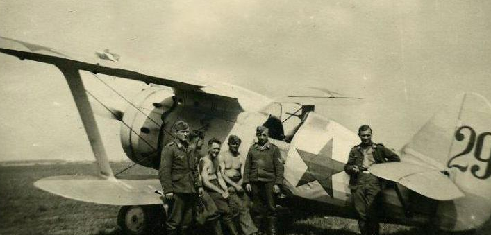 Брошенные советские самолеты на полевом аэродроме под Луцком. Июнь 1941 г. 
