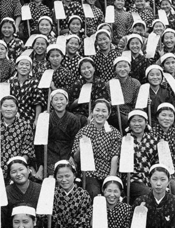 Учащиеся школы для девочек префектуры Кагосима, направляются на полевые работы. Октябрь 1941 г. 