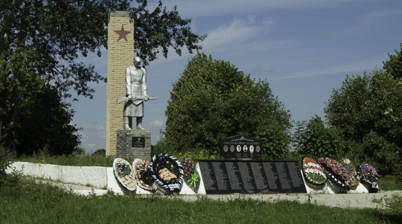 д. Ботня Алексинского городского округа. Мемориал, установленный на братской могиле, в которой похоронены 300 советских воинов, в т.ч. 100 неизвестных.