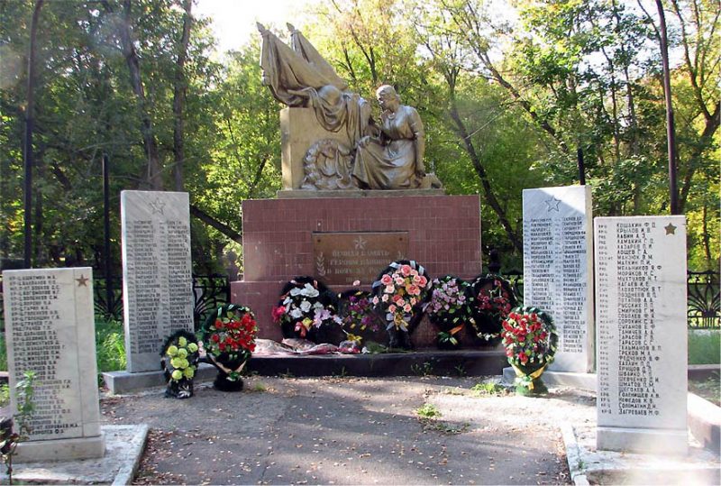 п. Теплое Тепло-Огаревского р-на. Памятник по улице Бутырской, установленный у братских могил, в которых захоронены советские воины , погибшие в годы войны.