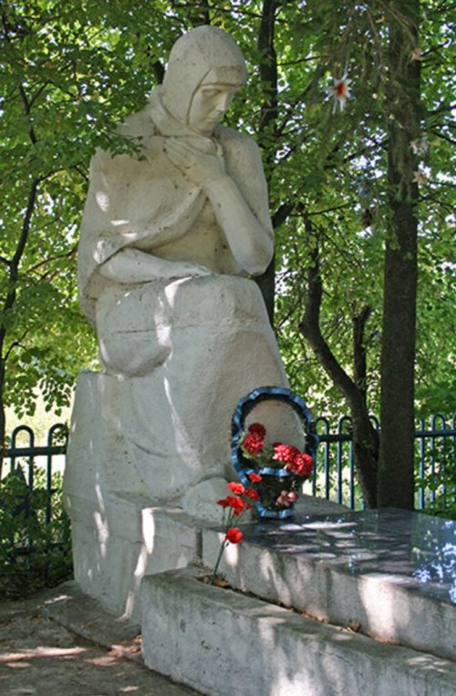 д. Клешня Алексинского городского округа. Памятник, установленный на братской могиле, в которой похоронены советские воины.