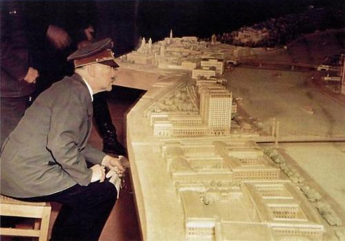 Адольф Гитлер знакомится с макетом будущего музейного комплекса. Январь 1945 г. 