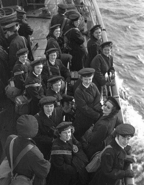 Служащие WRCNS прибывают в Англию. Октябрь 1944 г.