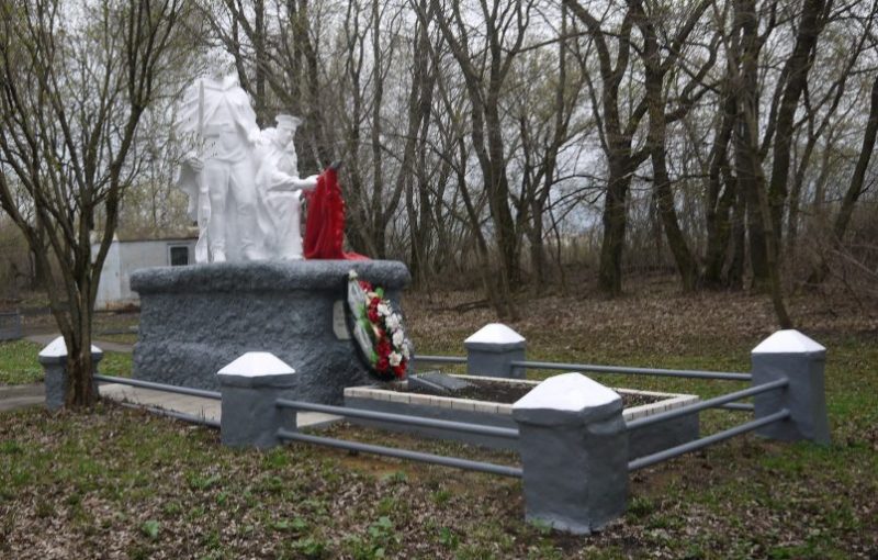 г. Новомосковск. Памятник, установленный в 1957 году на братской могиле, в которой похоронены советские воины, погибшие в годы войны.