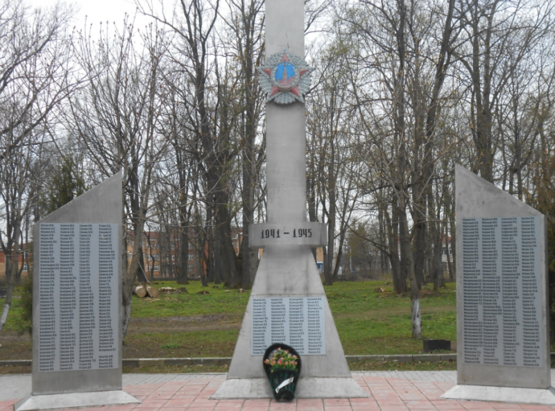 с. Воскресенское Дубенского р-на. Памятник, установленный на братской могиле советских воинов, погибших в годы войны.