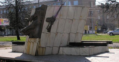 г. Новомосковск. Памятник сталиногорцам участникам войны, установленный в 1995 году по улице Московской.