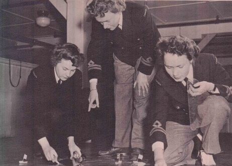 Лейтенант Кэрол Хендри и ее подчиненные из WRCNS строят макет позиции на тактическом столе. 1944 г. 