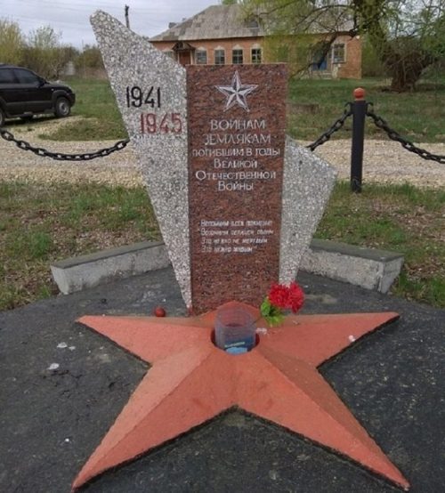 д. Вельмино Узловского р-на. Памятник, установленный в 1965 году односельчанам, погибшим в годы войны.