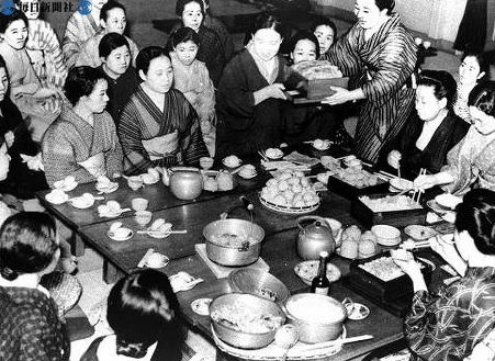 Обучение женщин приготовлению блюд из овощей, в связи с нехваткой риса. 1941 г. 