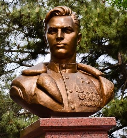 г. Астрахань. Бюст лётчику-истребителю дважды Герою Советского Союза Н.М. Скоморохову, установленный в 2018 году на бульваре Победы. 