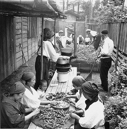 Приготовление пищи для общественной столовой. 1941 г. 