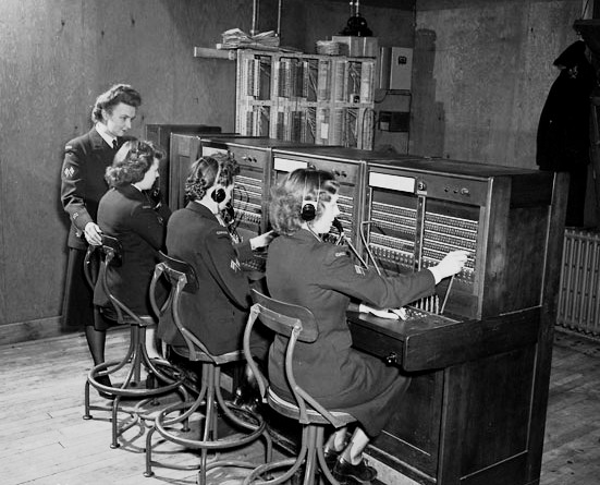 Операторы телефонного коммутатора из WRCNS за работой. Ньюфаундленд, 2 февраля 1945 г.