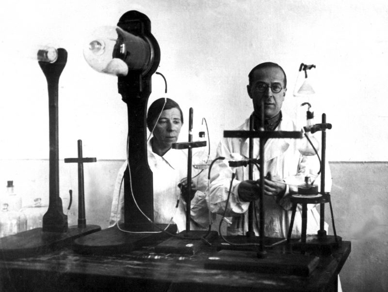 Профессор АГМИ А.П.Татаров и ассистент Эдеман С.А. разработчики технологии использования для пищи беломорских водорослей. 1942 г.