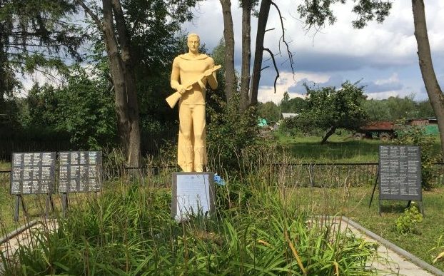  с. Поповка Алексинского городского округа. Памятник, установленный на братской могиле, в которой похоронены 94 советских воина. 