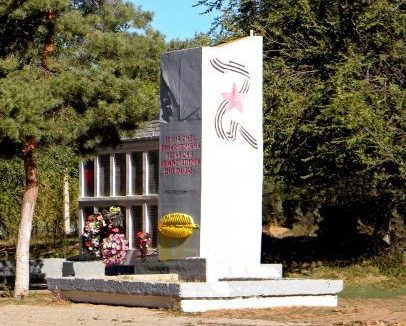 с. Селитренное Харабалинского р-на. Памятник односельчанам, погибшим в годы войны.