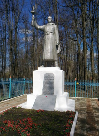 д. Огаревка Узловского р-на. Памятник, установленный в 1971 году на братской могиле, в которой похоронены советские воины. 