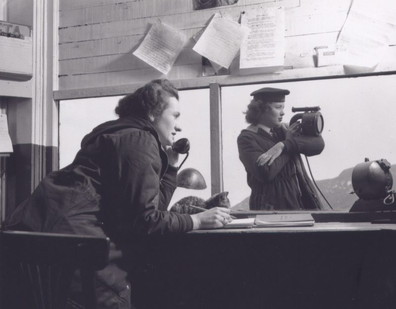 Сигнальщицы из WRCNS, Ньюфаундленд. Апрель 1945 г.