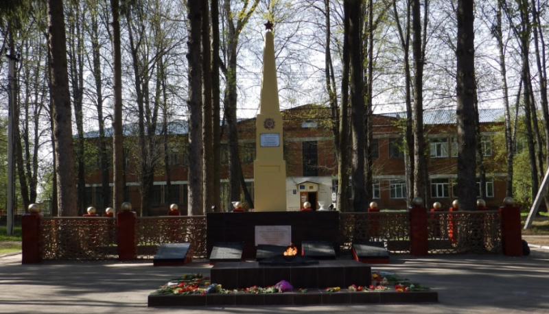 п. Дубна. Мемориал, установленный в 1949 году на месте захоронения 117 советских воинов, в т.ч 21 неизвестного.