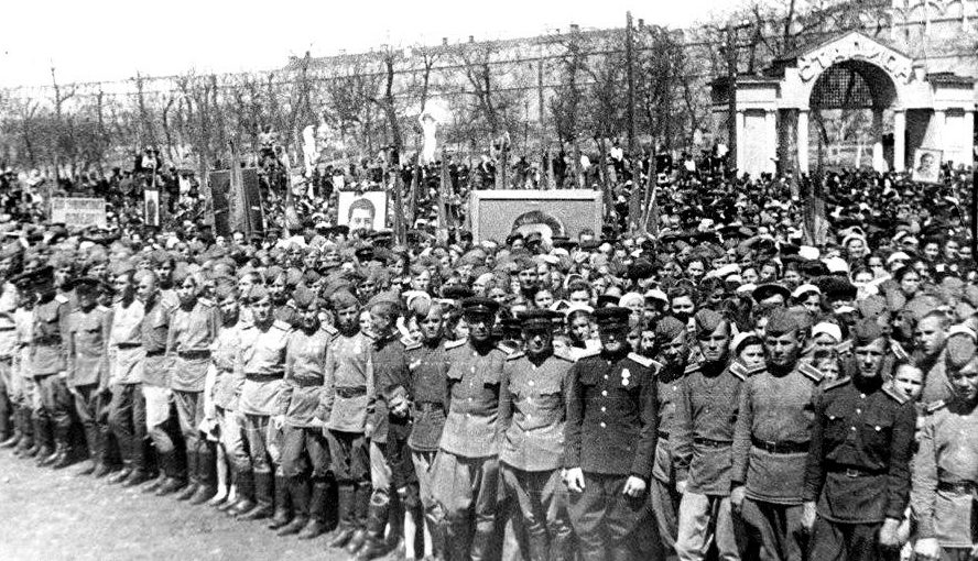 Празднование дня Победы. 9 мая 1945 г.
