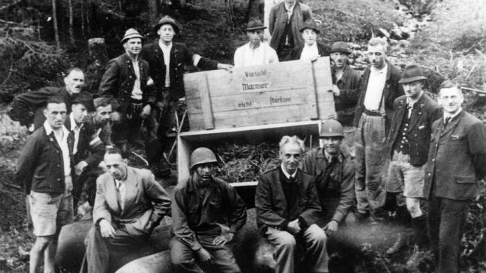 Группа шахтеров-спасителей коллекции с американцами у ящика из-под авиационной 500-кг бомбы у соляного рудника Альтаусзее. Май 1945 г.