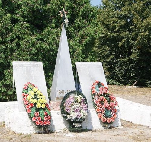 д. Пашково Узловского р-на. Памятник, установленный в 2000 году в честь односельчан, погибших в годы войны.