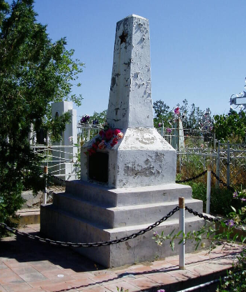 г. Астрахань. Обелиск на городском кладбище по улице Софьи Перовской, установленный на братской могиле, в которой похоронено 7 советских воинов, погибших во время бомбардировки 29 сентября 1942 года.