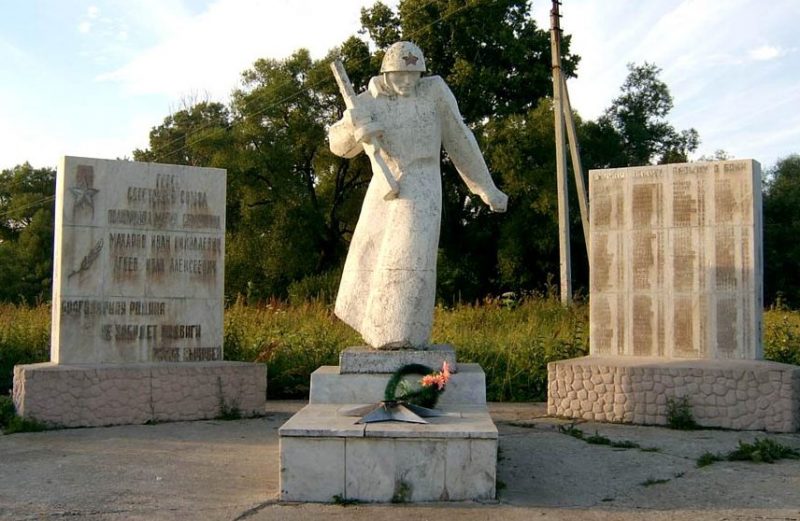 с. Спас-Конино Алексинского городского округа. Мемориал, установленный на братской могиле, в которой похоронено 106 советских воинов, в т.ч. 5 неизвестных.