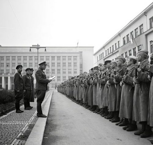 Красная Армия в городе. 1944 г.