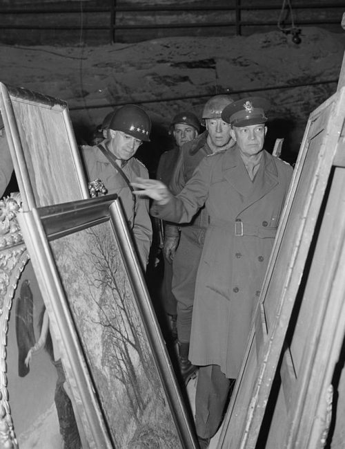 Генерал Дуайт Д. Эйзенхауэр у картин в соляной шахте Меркерса.