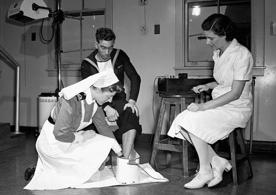 Сестринский персонал WRCNS проводит физиотерапевтические процедуры. Новая Шотландия, июль 1945 г.