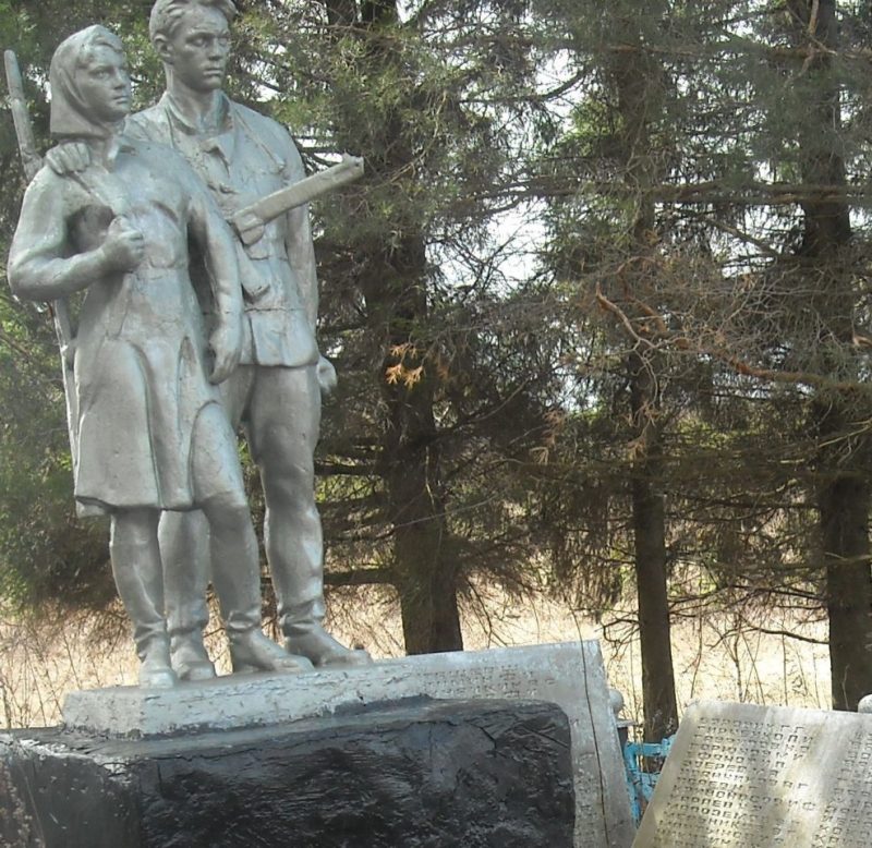 д. Араны Арсеньевского р-на. Памятник, установленный на братской могиле, в которой похоронены советские воины.