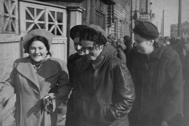 Жительницы Архангельска идут на площадь Профсоюзов на гуляния в честь Победы. 9 мая 1945 г.
