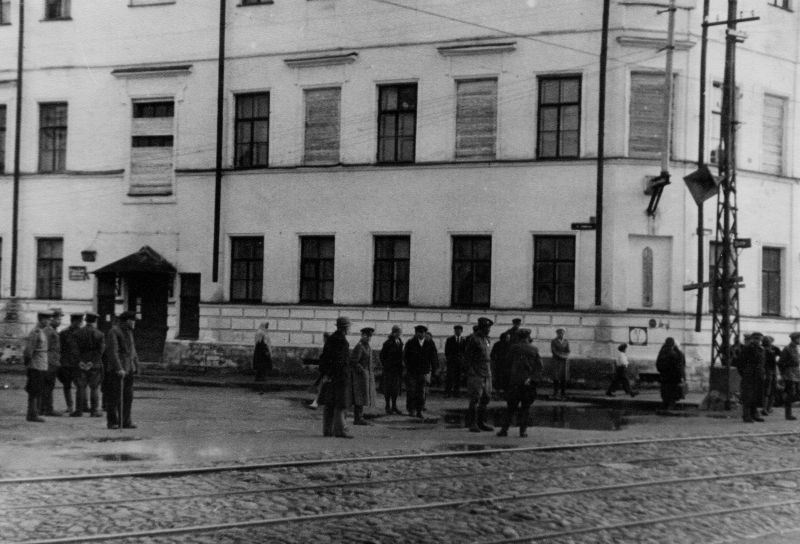Жители Архангельска слушают обращение И.В. Сталина к советскому народу в честь победы над Японией. 2 сентября 1945 г. 