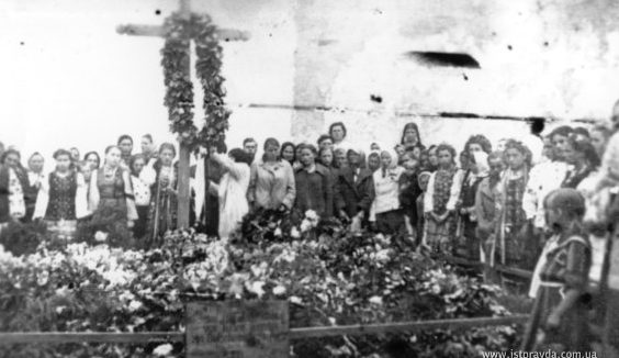 Похороны погибших в тюрьме НКВД горожан. Лето 1941 г. 