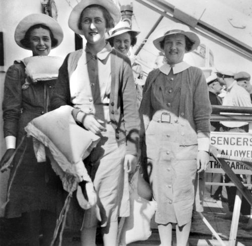 Медсестры и физиотерапевты на борту австралийского госпиталя «Манунда». Февраль 1941 г.