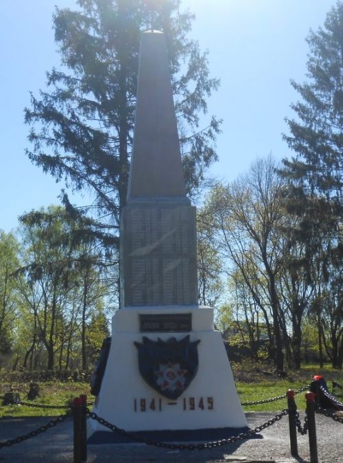 с. Опочня Дубенского р-на. Обелиск, установленный на братской могиле советских воинов, погибших в годы войны.