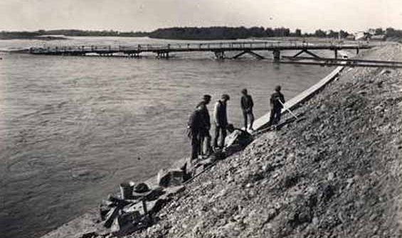 Разрушенные мосты города. 1944 г. 