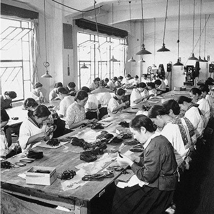 Женщины за изготовлением противогазов. 1942 г.