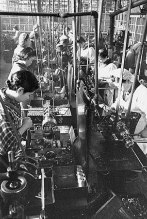 Женщины на заводе. Токио, февраль 1942 г.